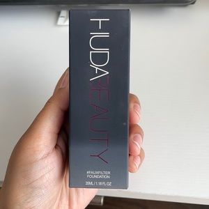 NWT, Huda faux filter foundation - Amaretti